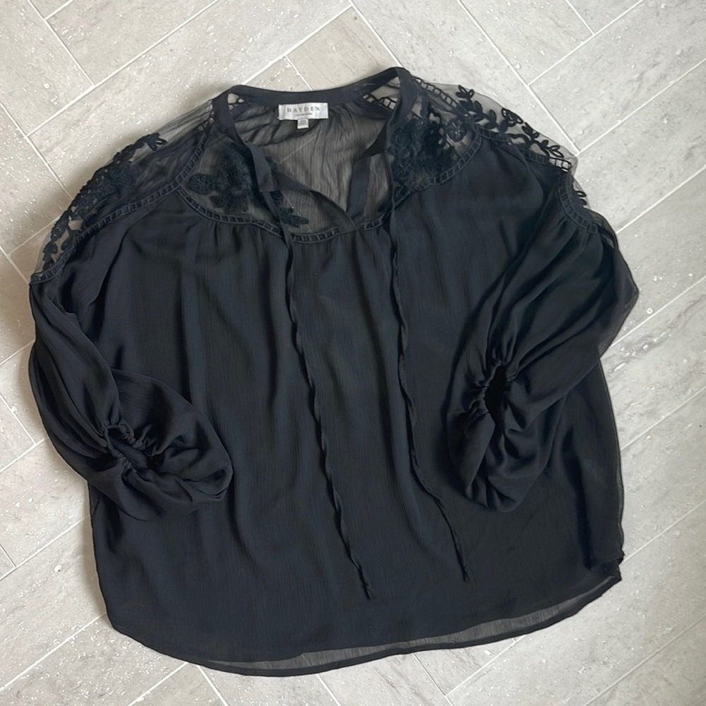 HAYDEN BLOUSE W/ LACE DETAIL ON SLEEVES